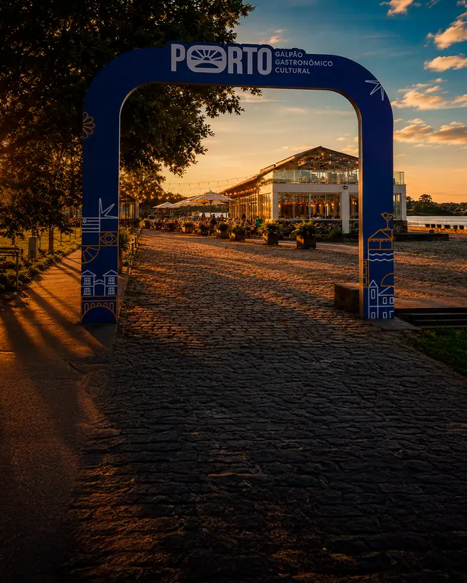 Arco de entrada do Porto, à beira do rio Jaguarão, ao pôr do sol